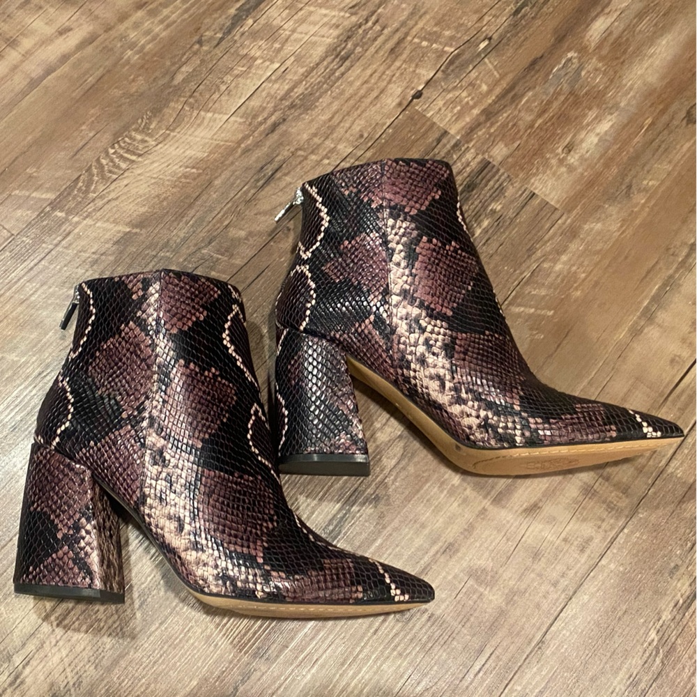 Vince Camuto Heeled boots / snake skin pointy toe / leather 9.5/41 Benedie mauve